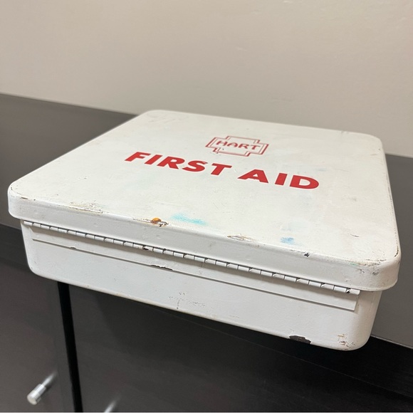 Vintage Hart Wall Mounted First Aid Kit with Original Partial Supplies - Picture 11 of 14